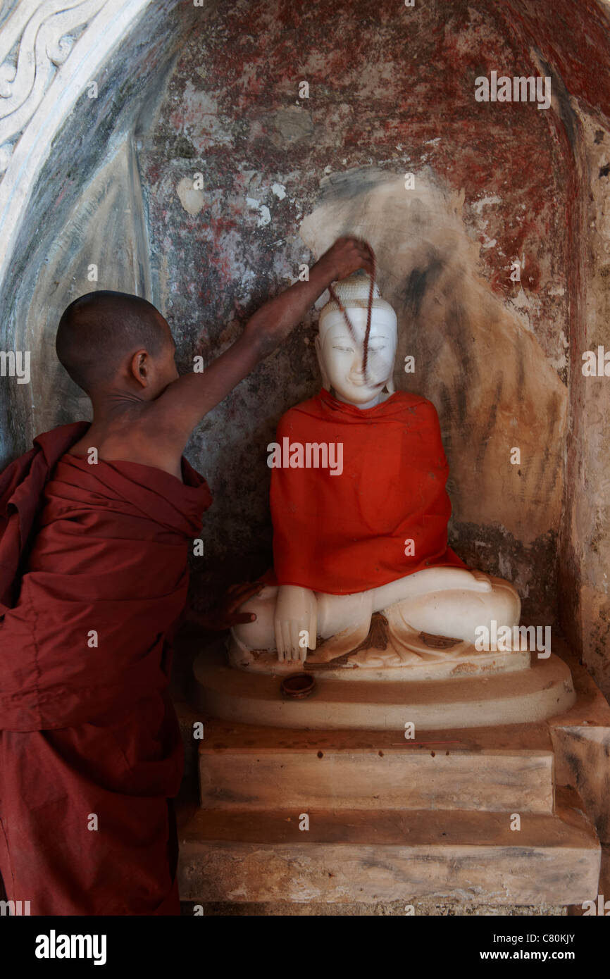 Praying buddhist monk statues hi-res stock photography and images - Alamy