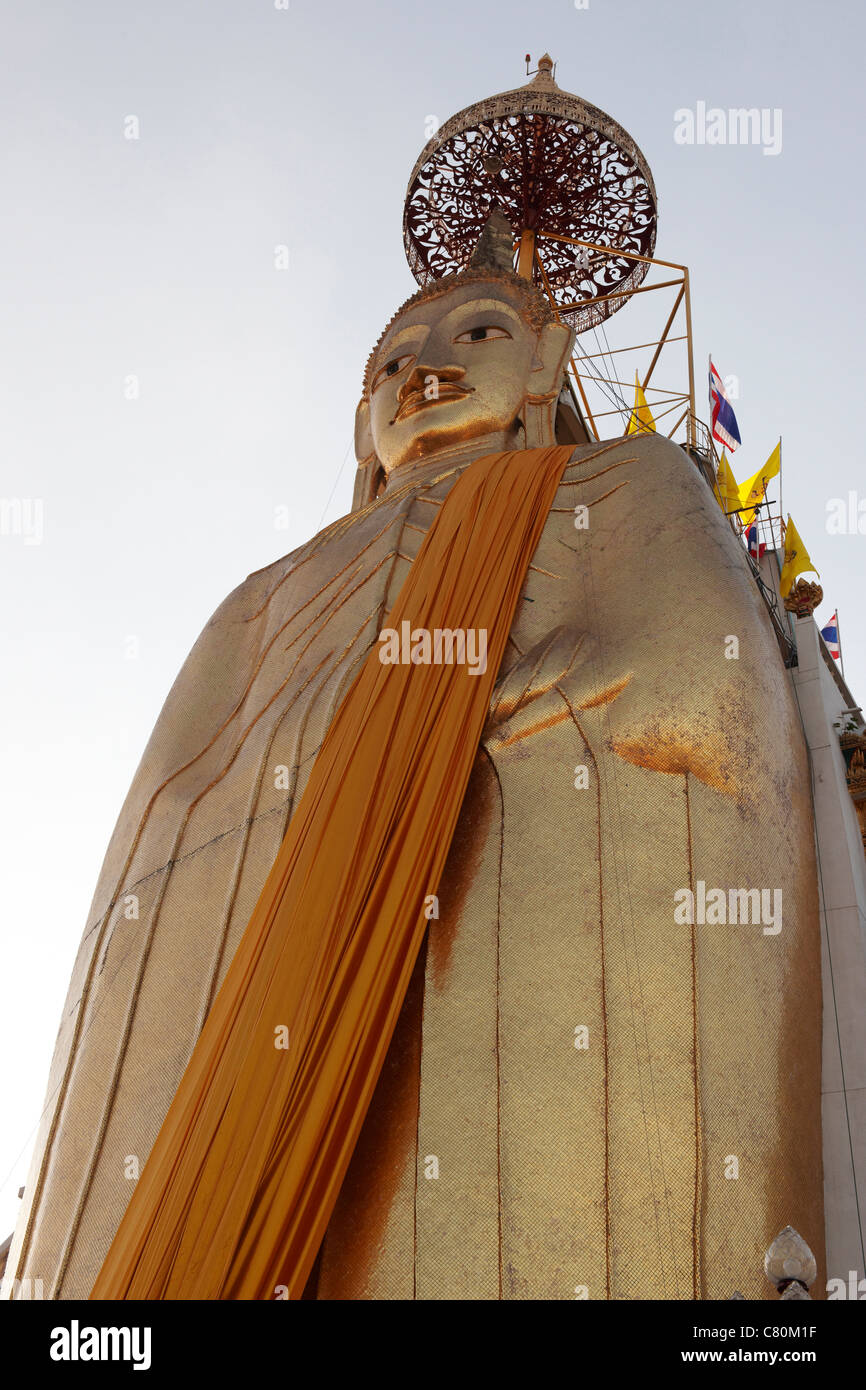 Thailand, Bangkok, Temple Wat Intrarawihan, Giant Statue of Buddha Stock Photo