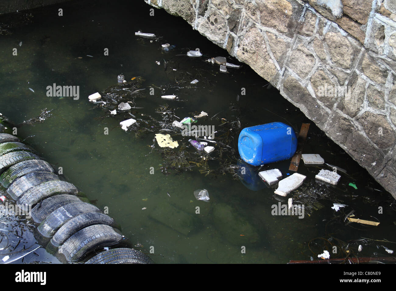 Rubbish floating sea hires stock photography and images Alamy