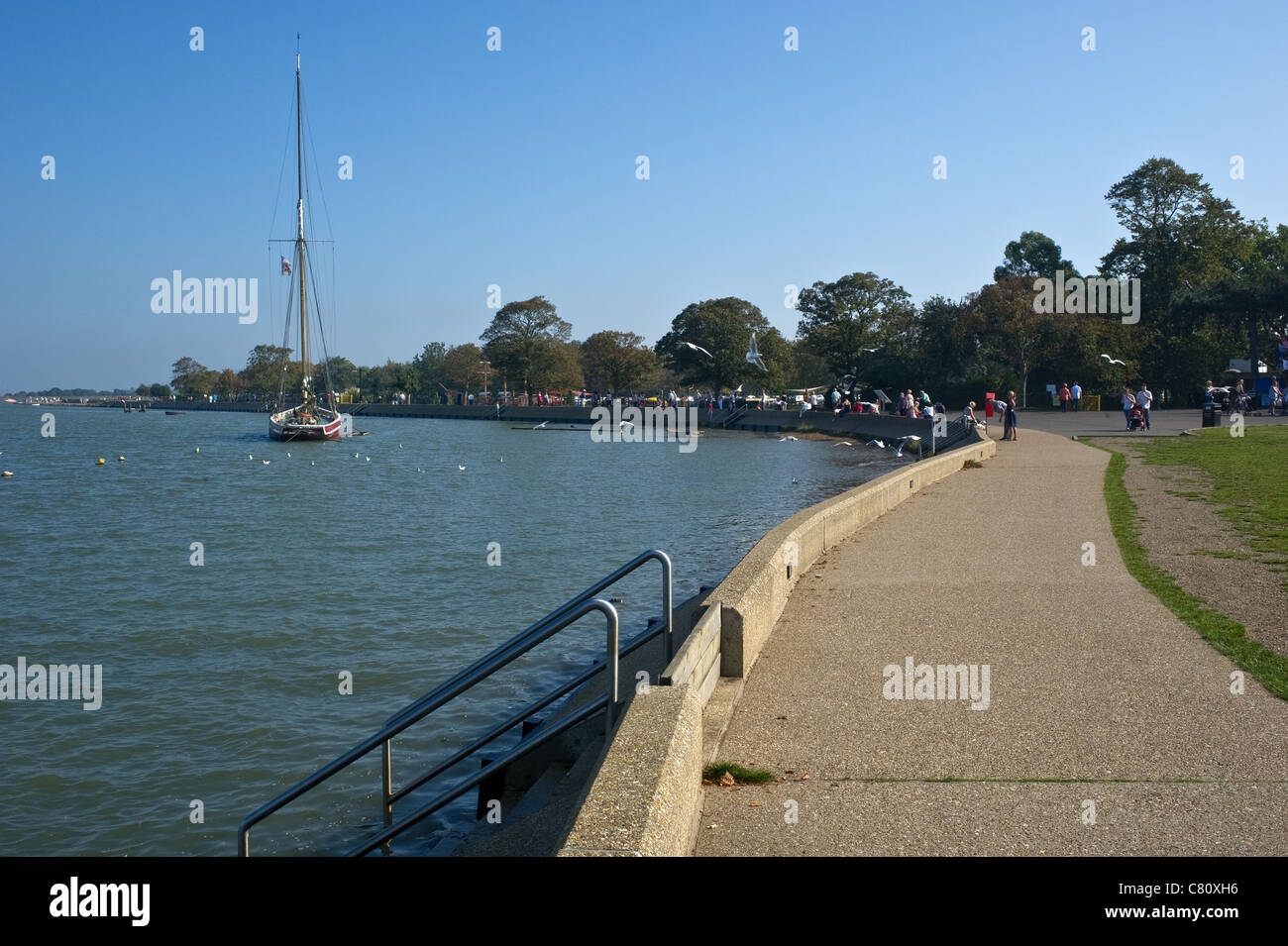 Sea wall waterway riverside park people boat hi-res stock photography ...