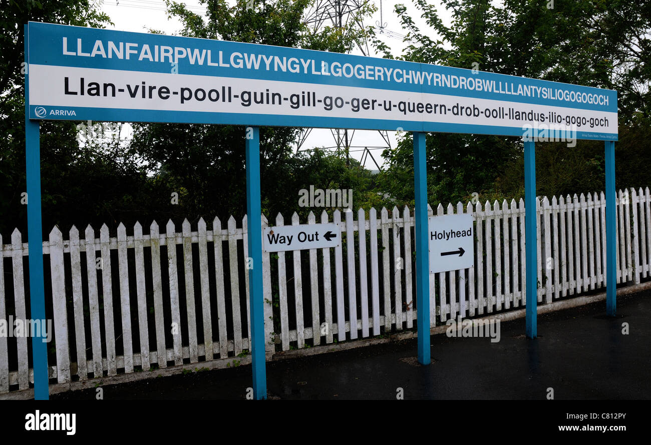 STATION WITH THE WORLDS LONGEST NAME AT LLANFAIRPWLLGWYNGYLLGOGERYCHWYRNDROBWLLLLANTYSILIOGOGOGOCH, IN NORTH WALES Stock Photo