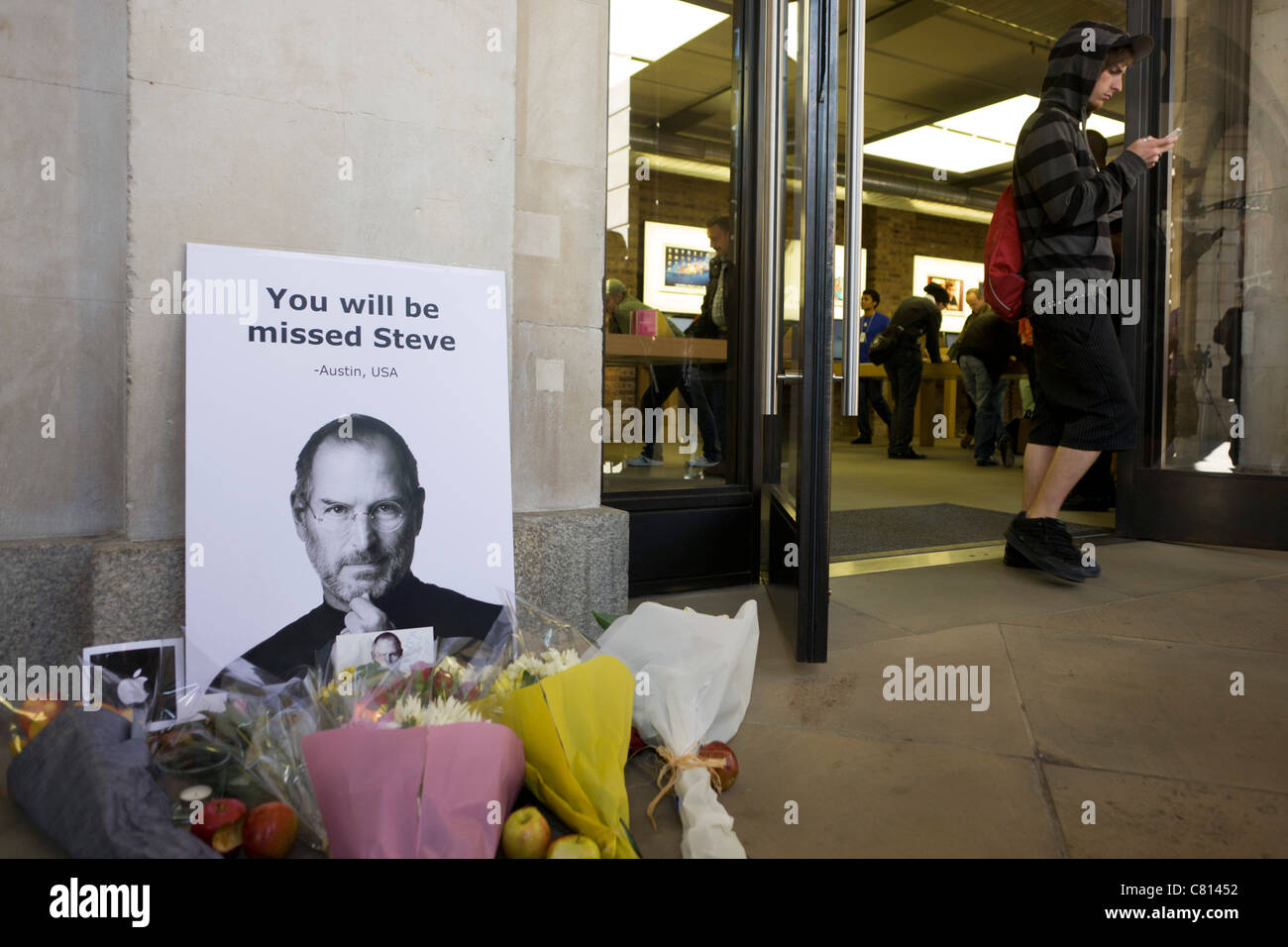 Makeshift shrine to Apple's Steve Jobs, the morning after his death was announced at the age of 56 from Cancer. Stock Photo