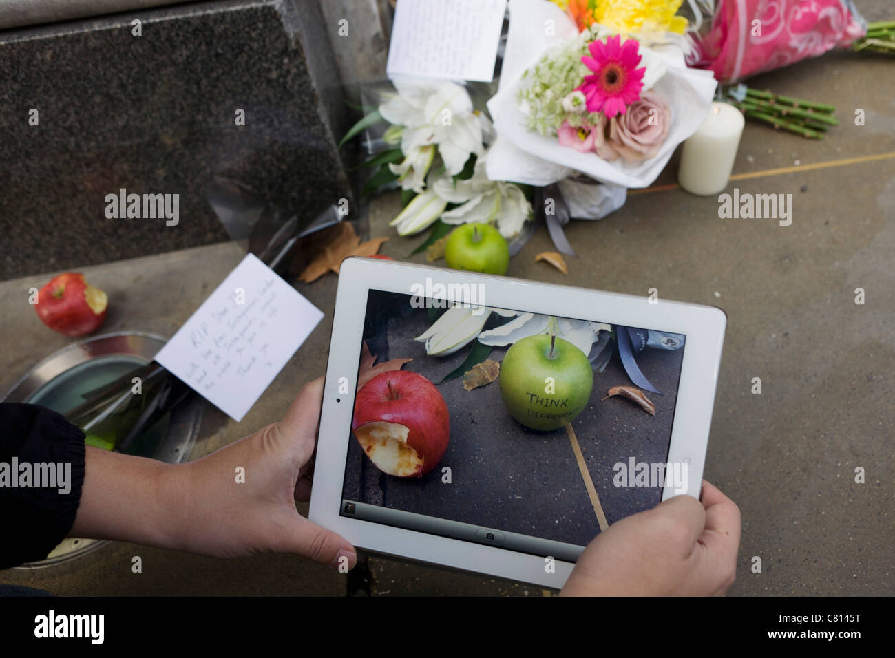 Photographing the makeshift shrine to Apple's Steve Jobs, the morning after his death was announced at age of 56 from Cancer. Stock Photo