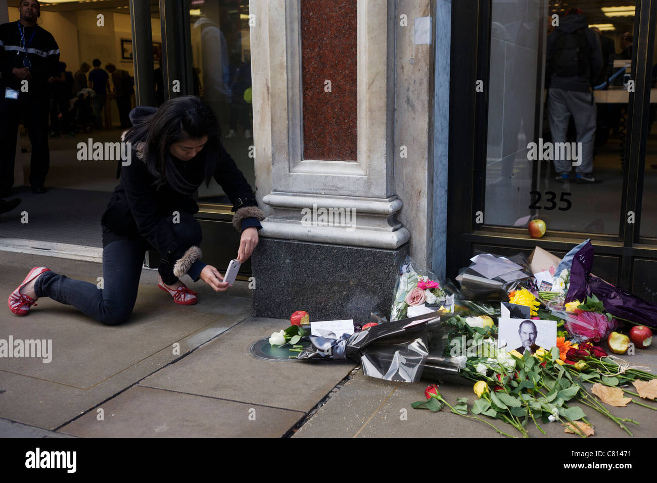 Photographing the makeshift shrine to Apple's Steve Jobs, the morning after his death was announced at age of 56 from Cancer. Stock Photo