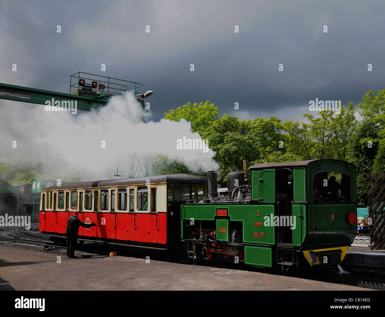 A STEAM TRAIN READY TO HAUL PASSENGERS TO THE SUMMIT OF MOUNT SNOWDON AT THE SNOWDON MOUNTAIN RAILWAY STATION AT LLANBERRIS, NOR Stock Photo