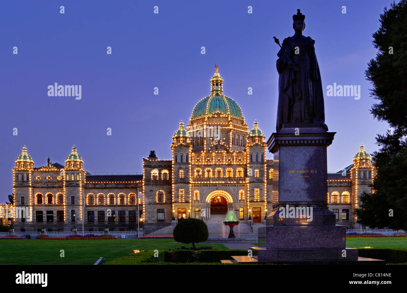 Queen Victoria statue and Provincial legislative buildings at dusk-Victoria, British Columbia, Canada. Stock Photo