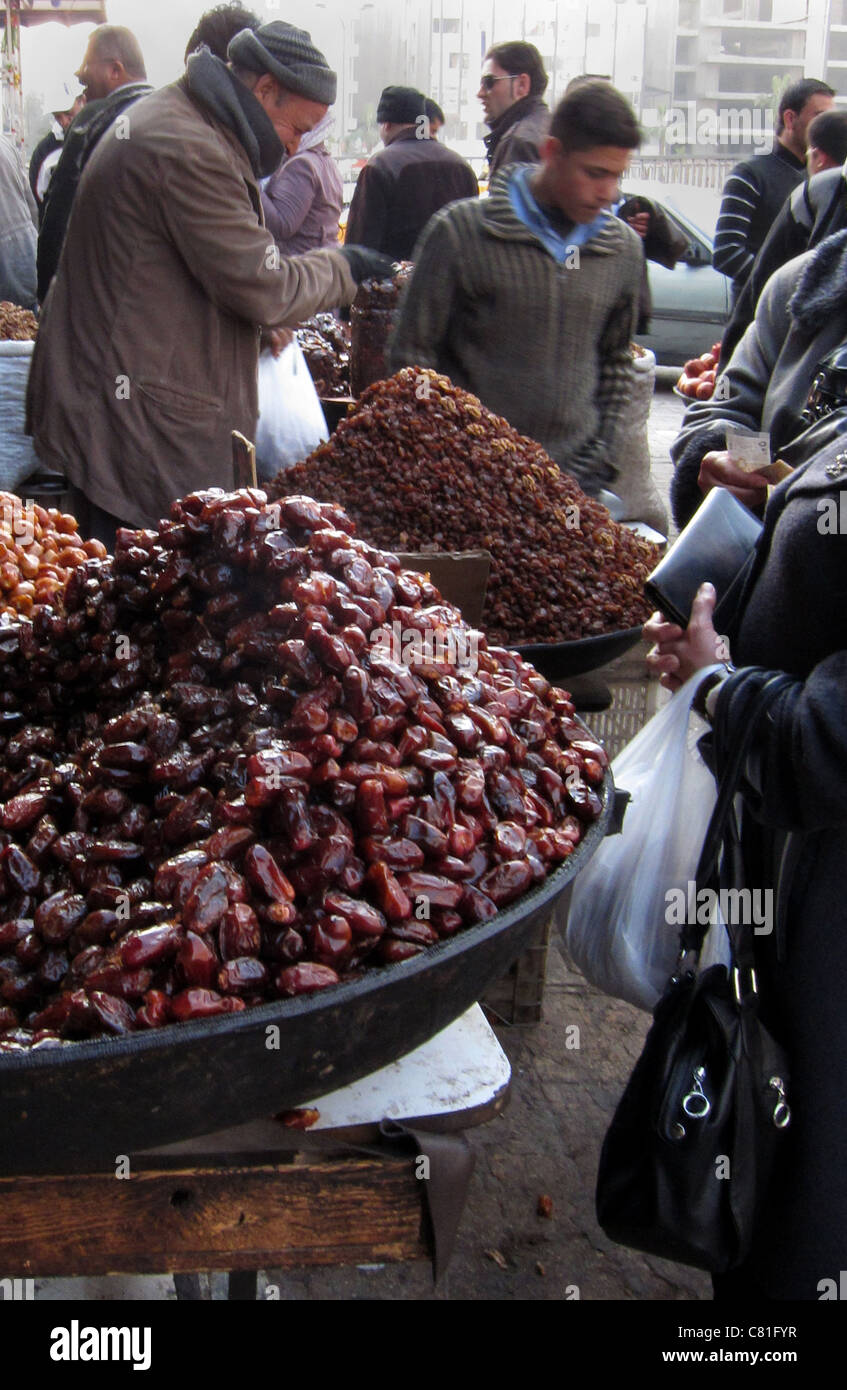 Dattelverkaeufer auf einem Markt in Damaskus Syrien, seller for dates on a market in Damascus Syria Stock Photo