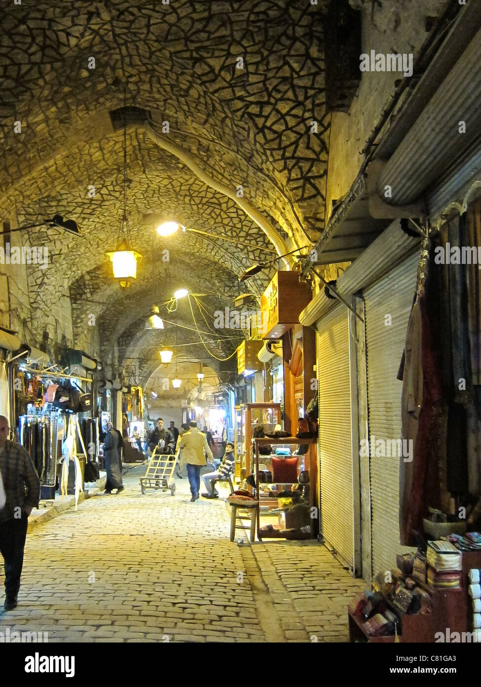 Aleppo, Syria, Syrien Souk Bazar, Markt Gewürze spices spice Haendler salesman Suk Basar fabrics Stoffe Stoff Stock Photo