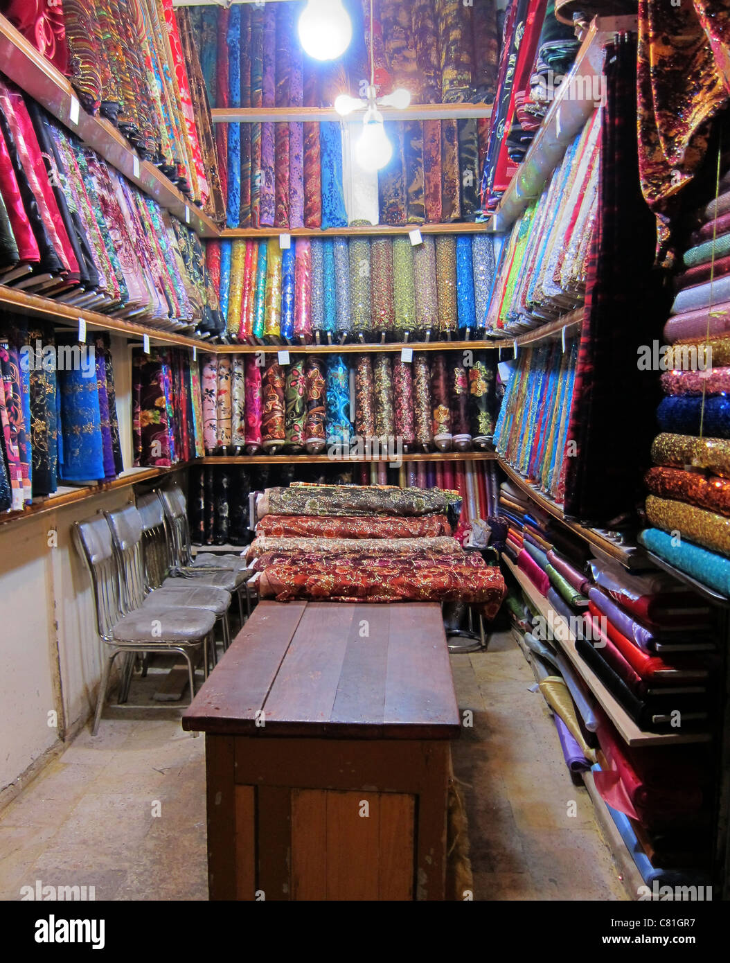 Aleppo, Syria, Syrien Souk Bazar, Markt Gewürze spices spice Haendler salesman Suk Basar fabrics Stoffe Stoff Stock Photo