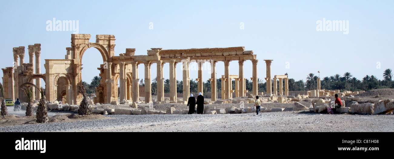 Palmyra Syrien Syria Ruinenstadt  ancient ruin alte Ruinen antike Stadt  antique city columns Saeulen Stock Photo