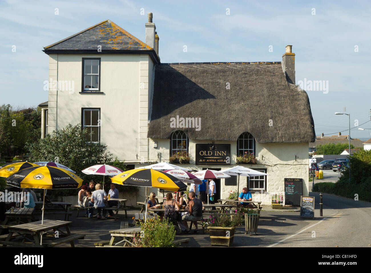 Thatched roof pub hires stock photography and images Alamy