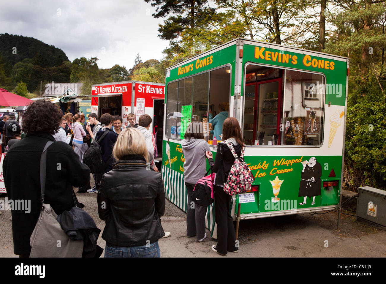 Ireland, Co Wicklow, Glendalough fast food stalls selling ice creams to tourists at entrance to historic monastic site Stock Photo