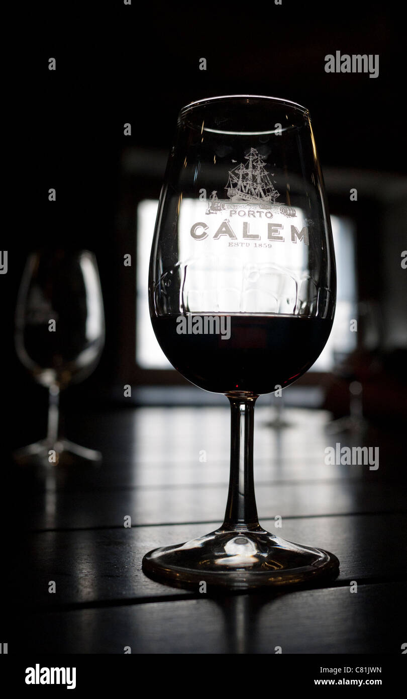 https://c8.alamy.com/comp/C81JWN/a-glass-of-tawny-port-at-a-wine-tourism-tasting-in-calems-port-wine-C81JWN.jpg