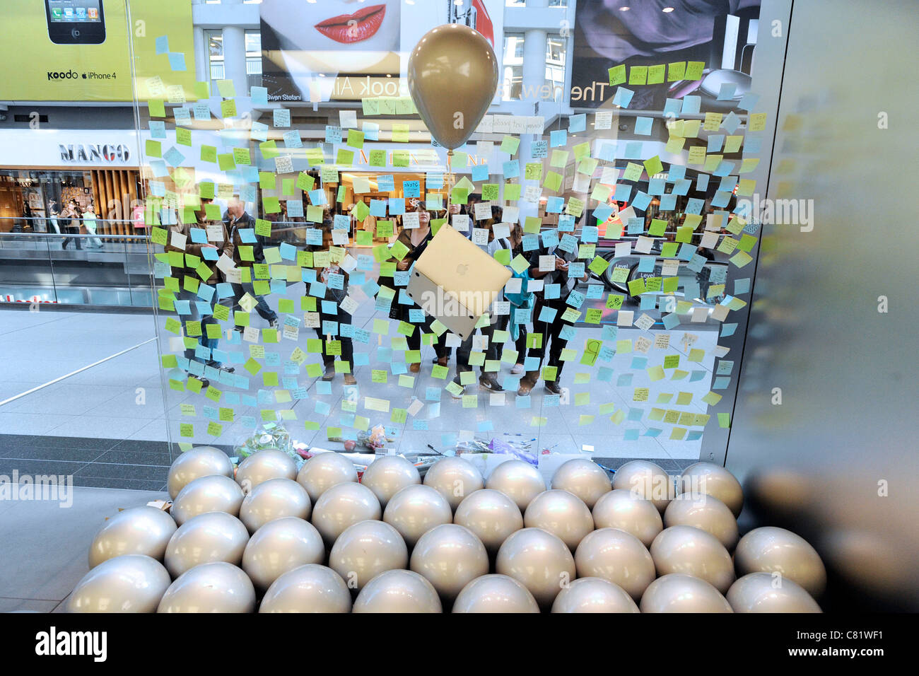 Apple fans pay tributes and mourn the death of Apple Inc. founder Steve