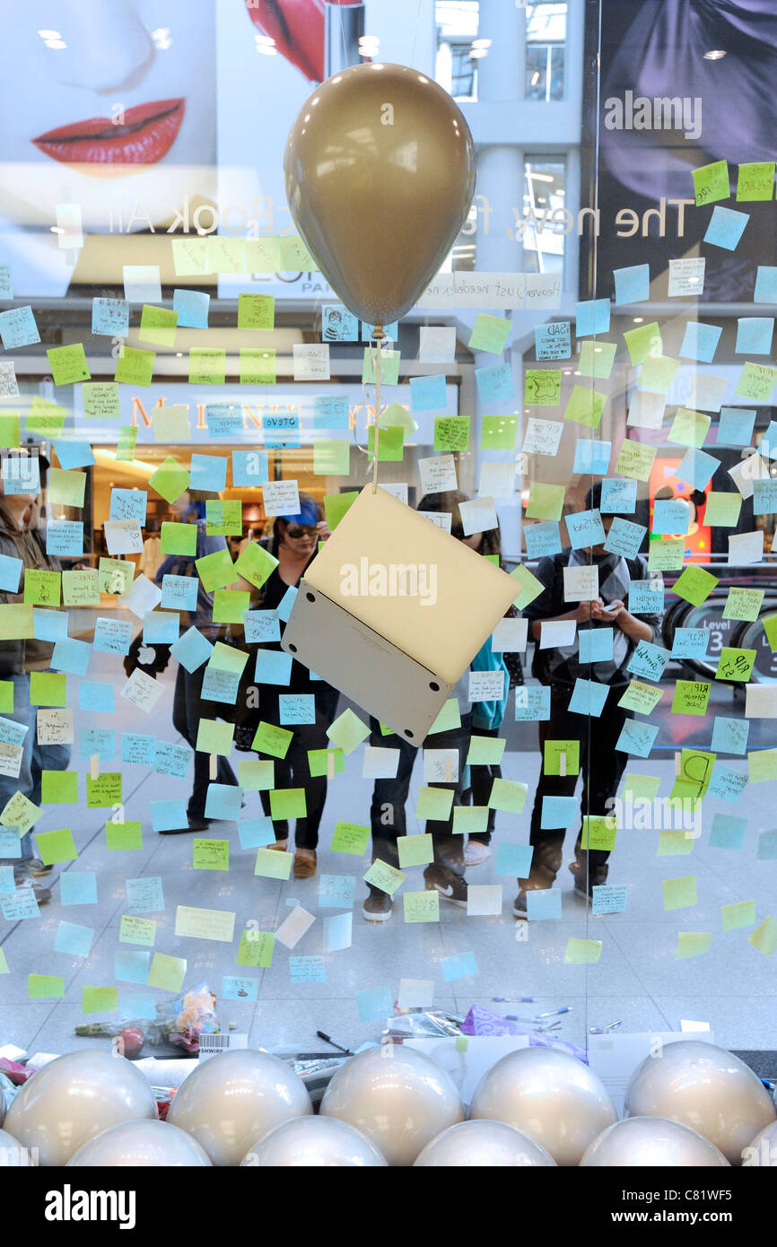 Apple fans pay tributes and mourn the death of Apple Inc. founder Steve