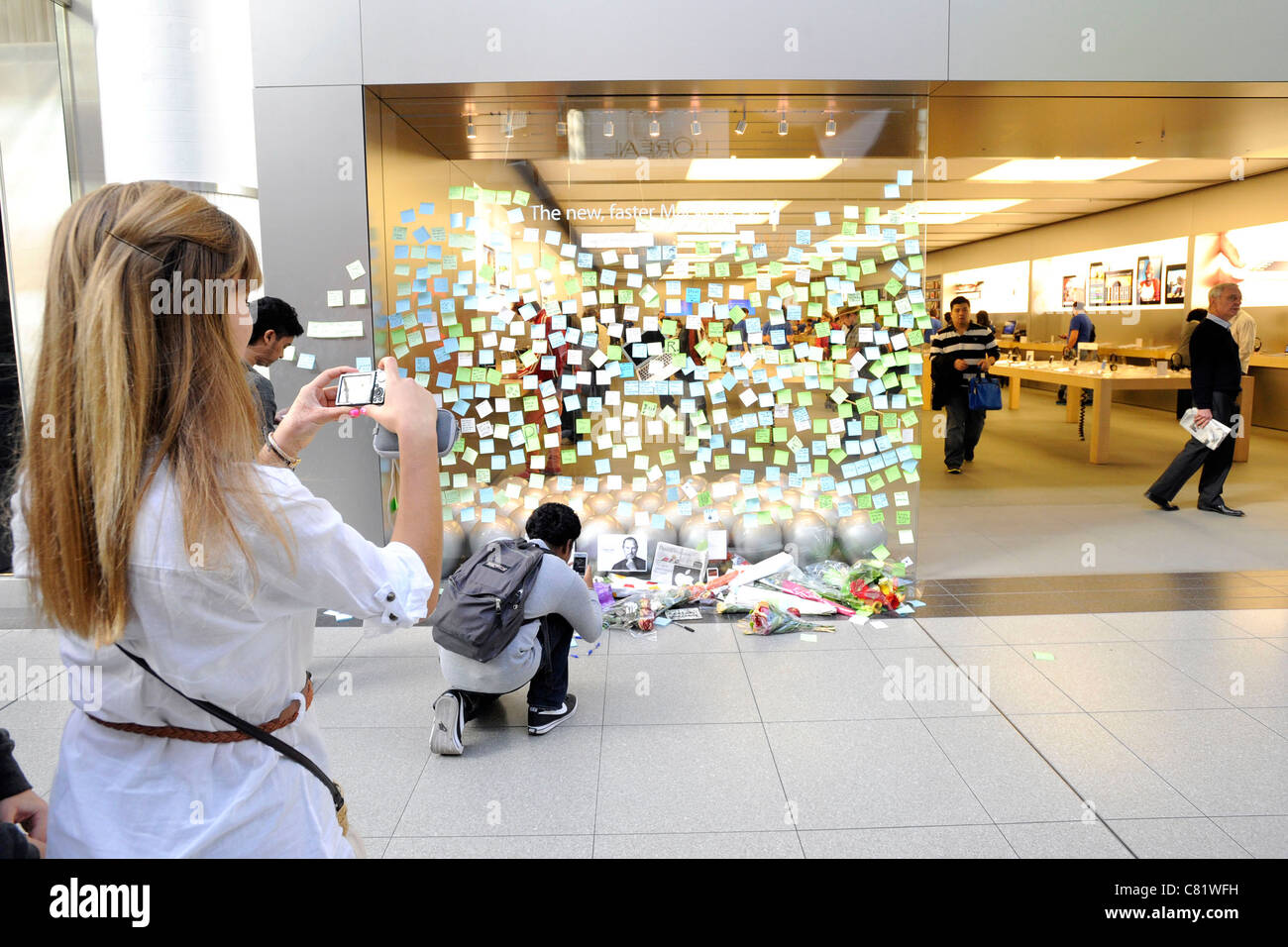Apple fans pay tributes and mourn the death of Apple Inc. founder Steve