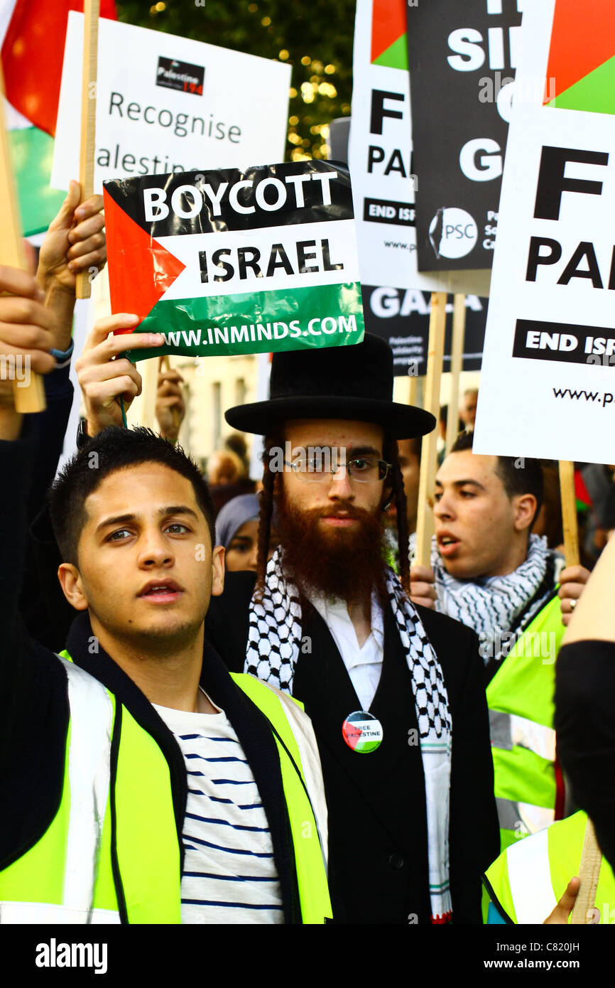 A Jew stands among pro-Palestinian protesters, demonstrating that the Arab-Israeli conflict cannot be defined solely by religion Stock Photo