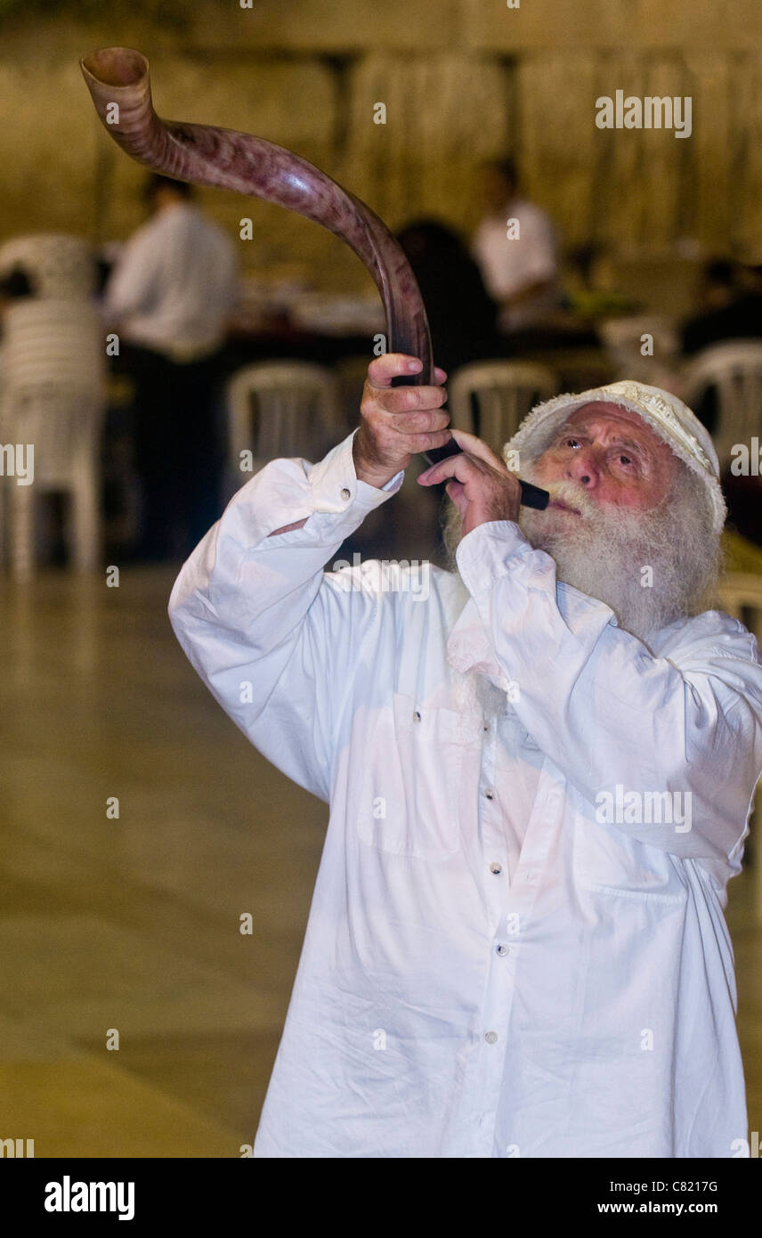 Shofar Blowing Stock Photos & Shofar Blowing Stock Images Alamy