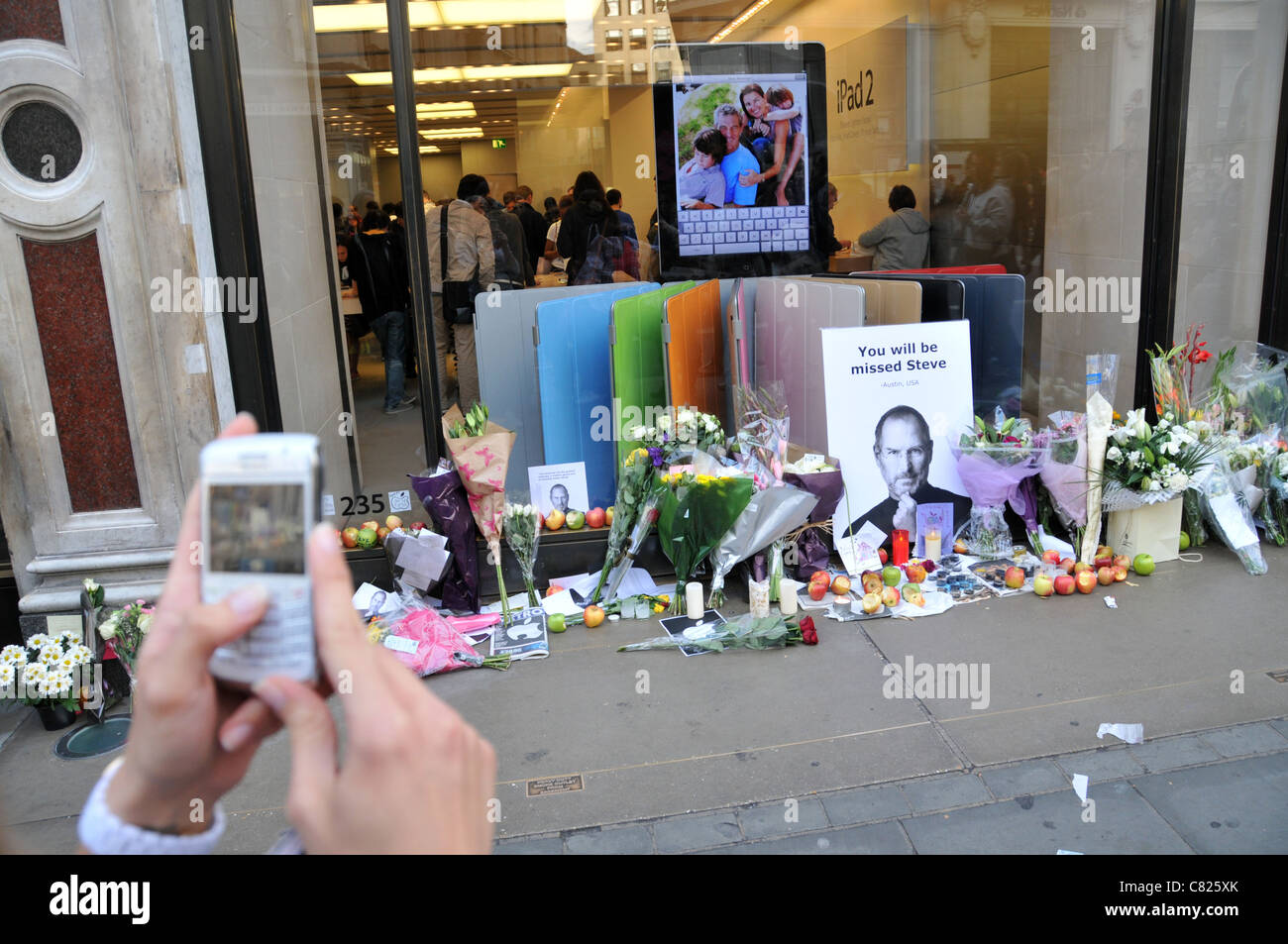 Steve Jobs death memorial shrine Apple Store flowers apples and cards outside the Regent Street store London 7th October 2011 Stock Photo