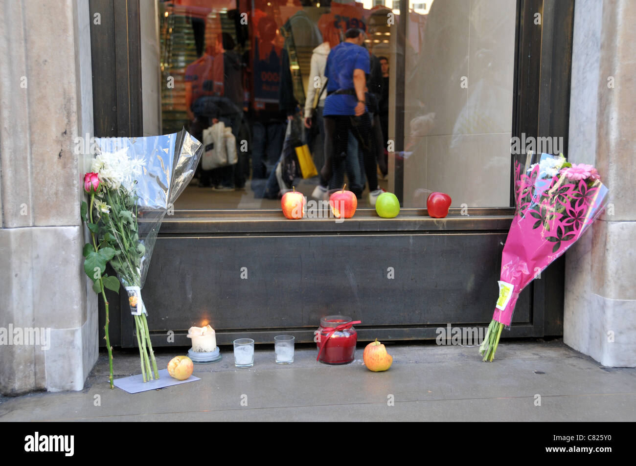 Steve Jobs death memorial shrine Apple Store flowers apples and cards outside the Regent Street store London 7th October 2011 Stock Photo