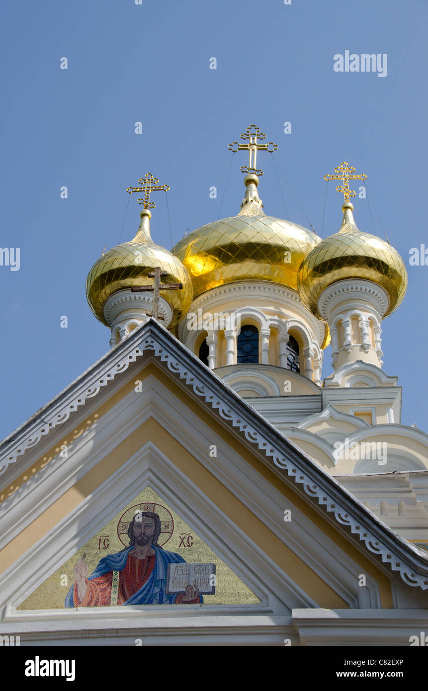 Ukraine, Yalta. Exterior of Saint Alexander Nevsky Cathedral, typical Russian architecture, c. 1902. Detail of gold rooftop dome Stock Photo