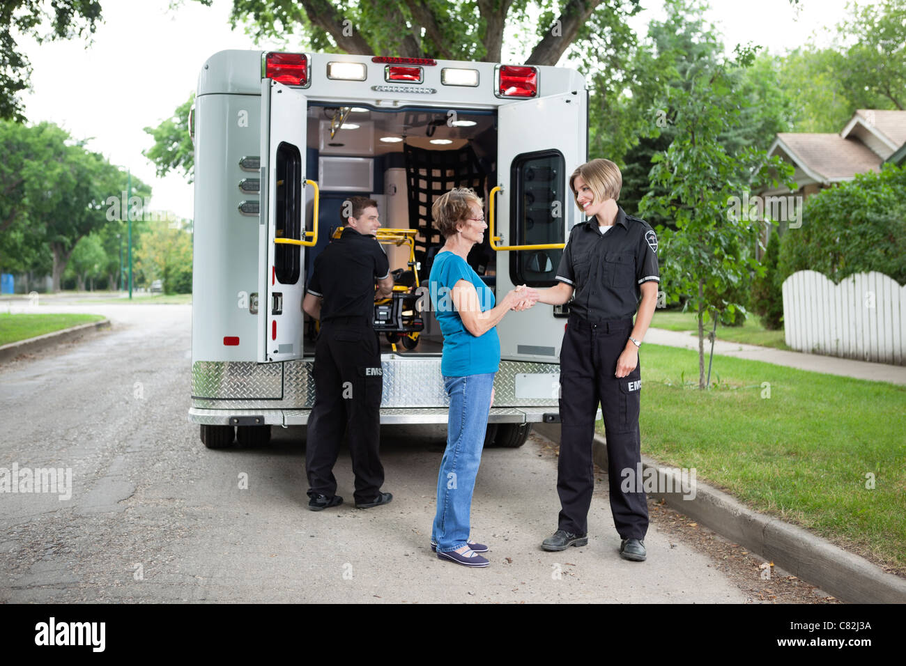 Ambulance staff hi-res stock photography and images - Alamy