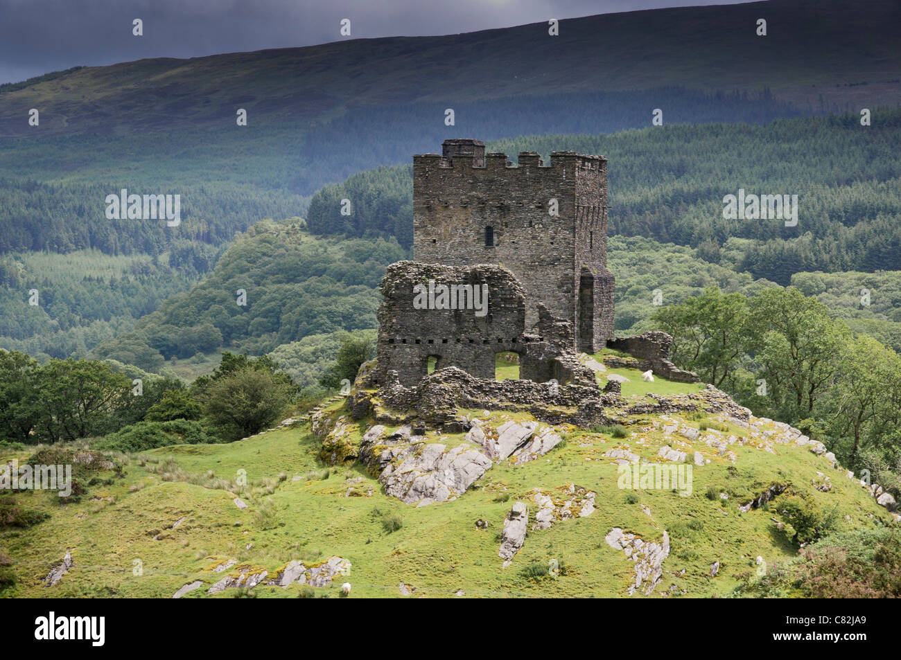 Dolwyddelan Castle, Wales, against the backdrop of Moel Siabod Stock Photo
