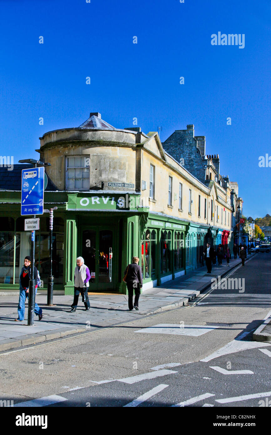 Historic shops on Pulteney Bridge in Bath (one of only 4 bridges in the world with shops on them) N.E. Somerset, England, UK Stock Photo