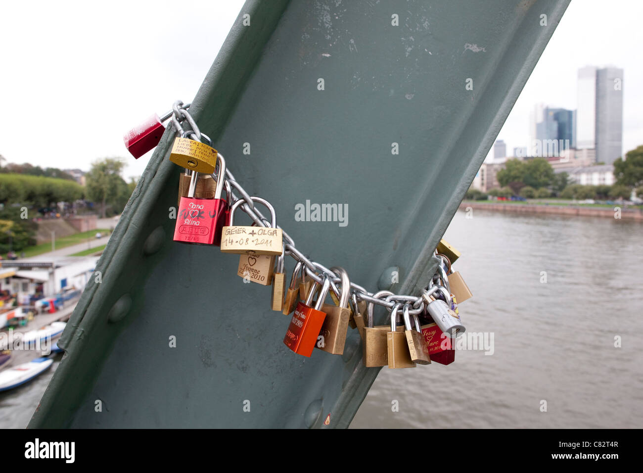 Love padlocks Eiserner Steg Bridge in Frankfurt, Germany. Photo:Jeff Gilbert Stock Photo