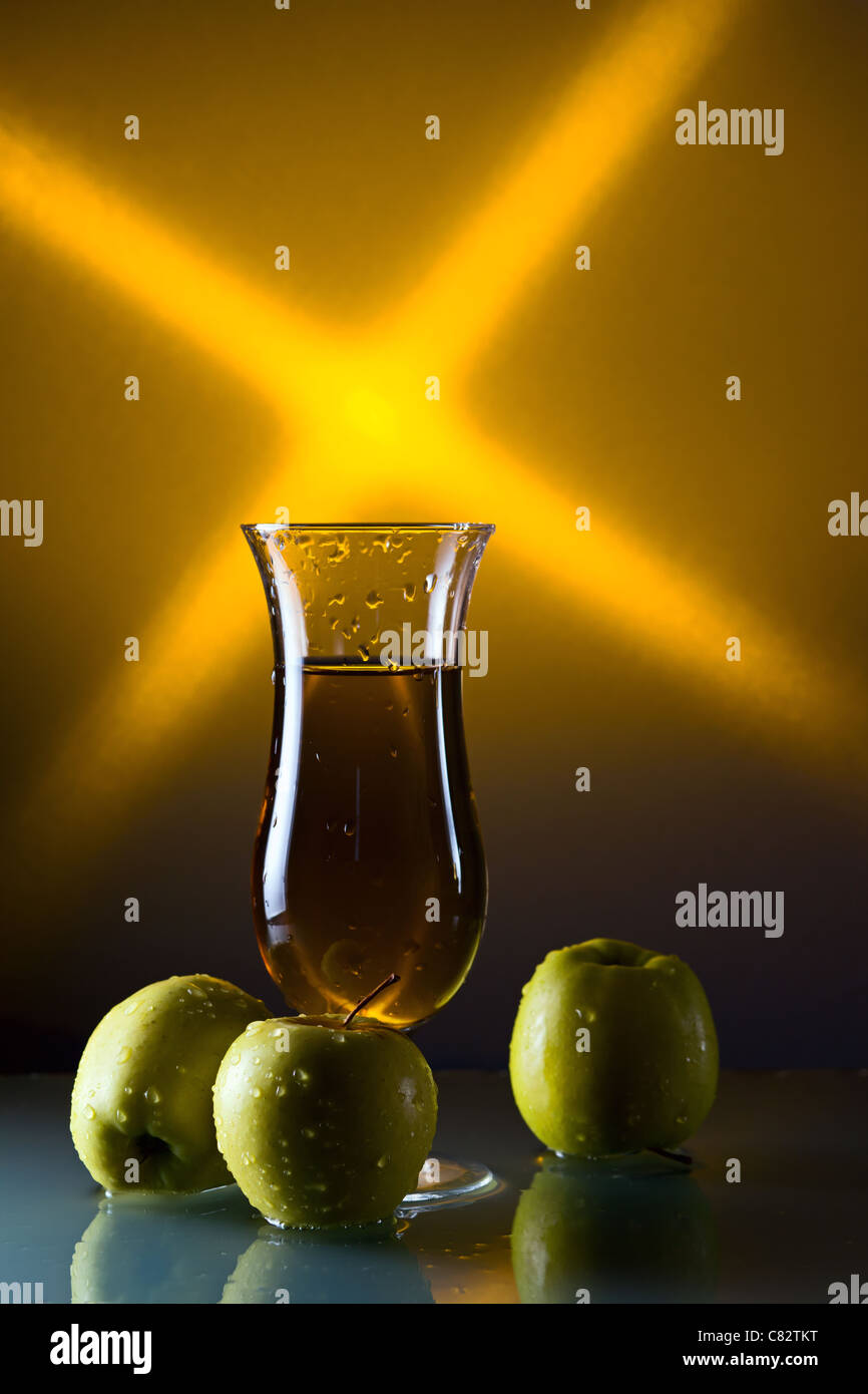 green apples and glass with juice on a glass table Stock Photo - Alamy