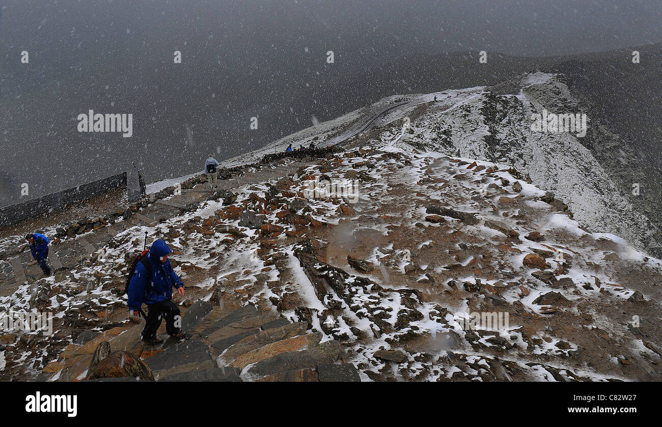 TOURISTS ARE CAUGHT OUT BY A SUMMER BLIZZARD AT THE SUMMIT OF MOUNT SNOWDON, WALES Stock Photo