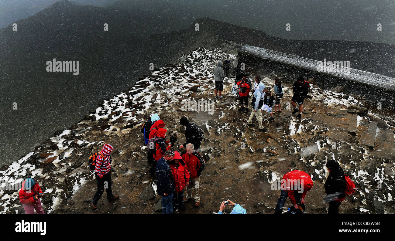 TOURISTS ARE CAUGHT OUT BY A SUMMER BLIZZARD AT THE SUMMIT OF MOUNT SNOWDON, WALES Stock Photo