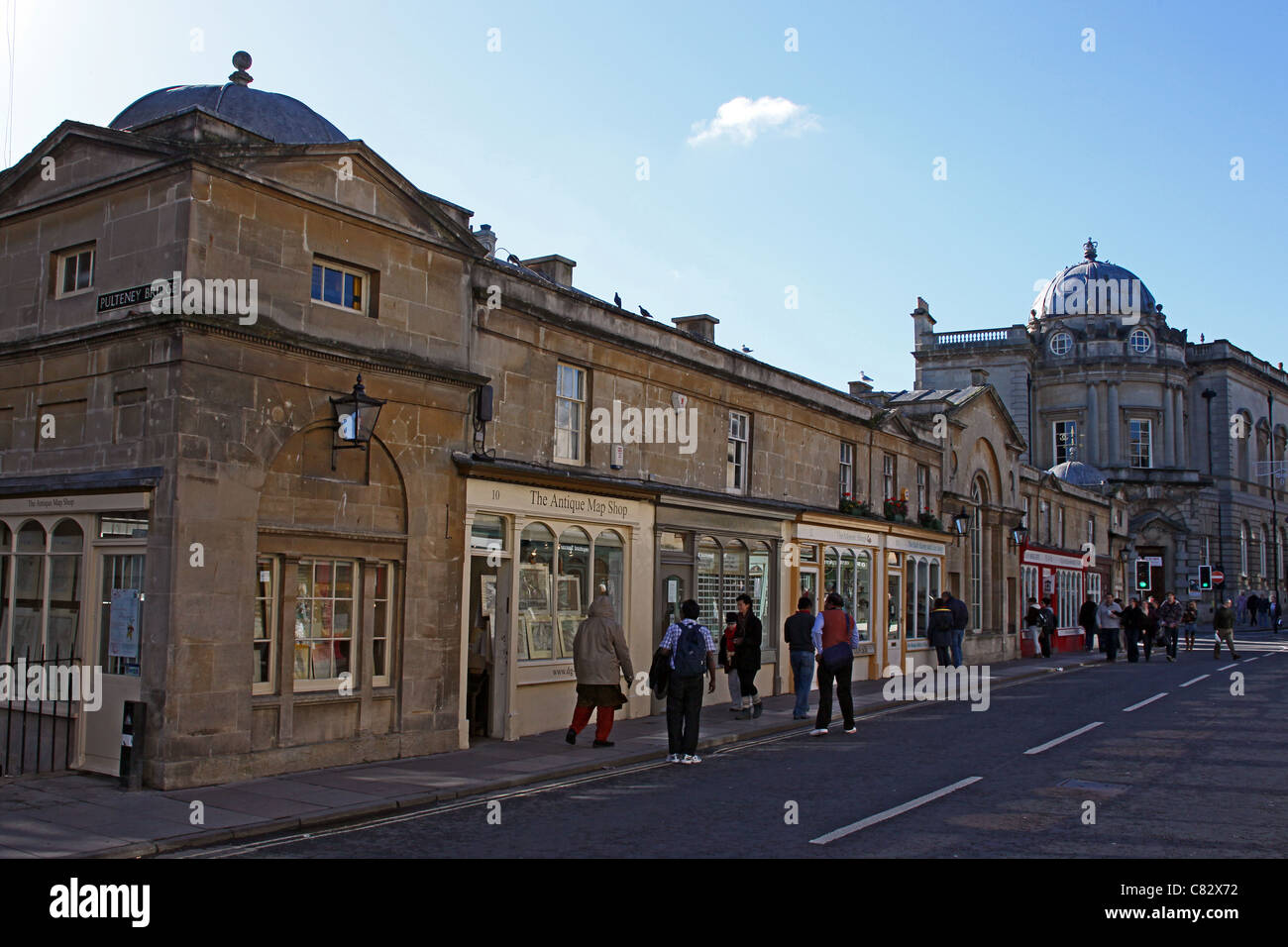 Historic shops on Pulteney Bridge in Bath (one of only 4 bridges in the world with shops on them) N.E. Somerset, England, UK Stock Photo