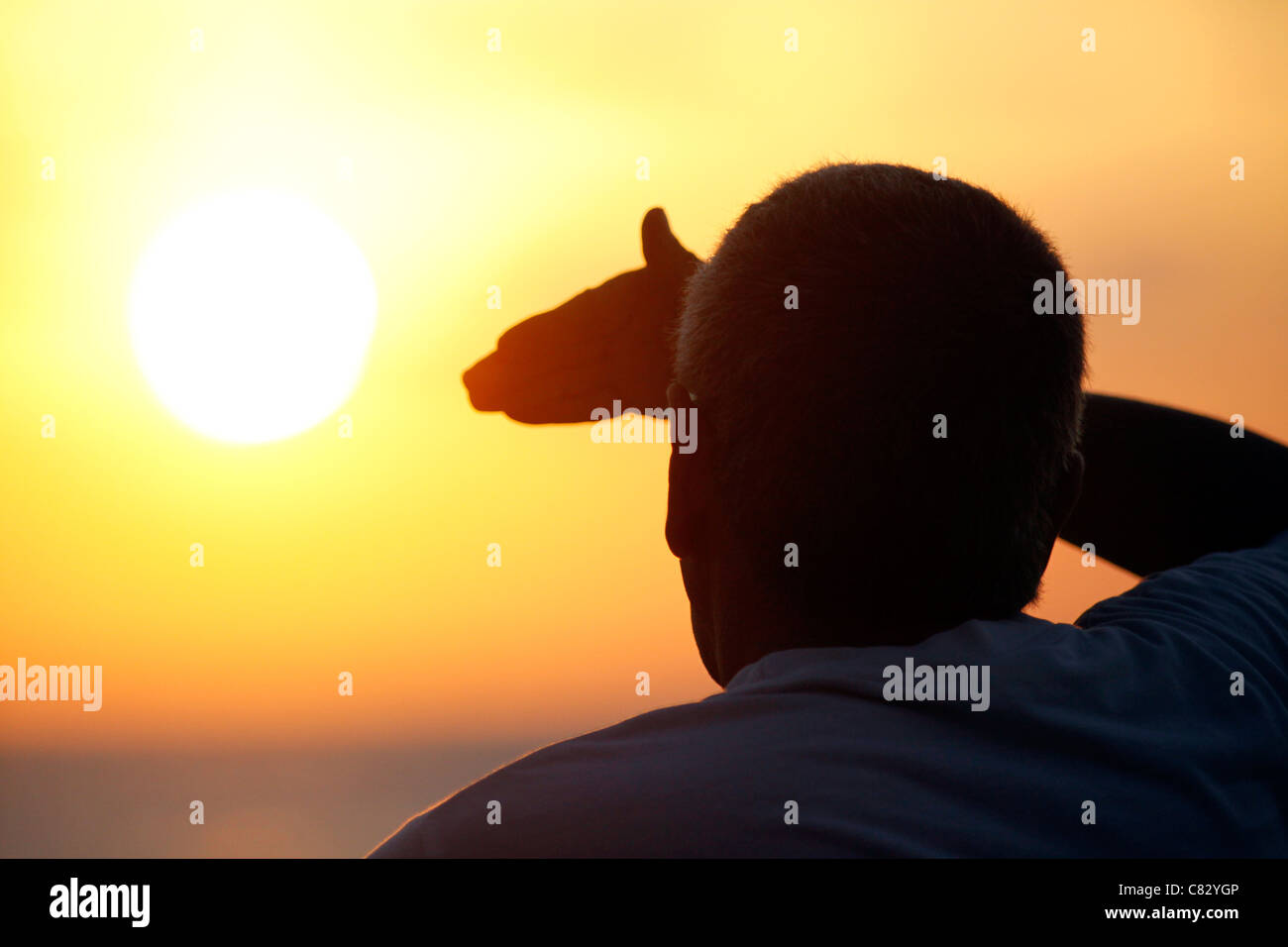 A person blocking sunlight with his hand Stock Photo - Alamy