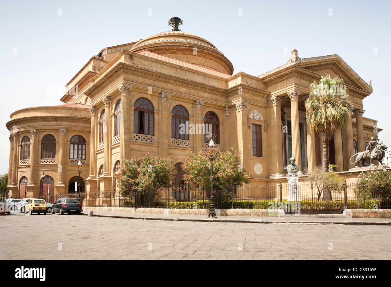 Palermo Opera House, Teatro Massimo, Piazza Giuseppe Verdi, Palermo,  Sicily, Italy Stock Photo - Alamy