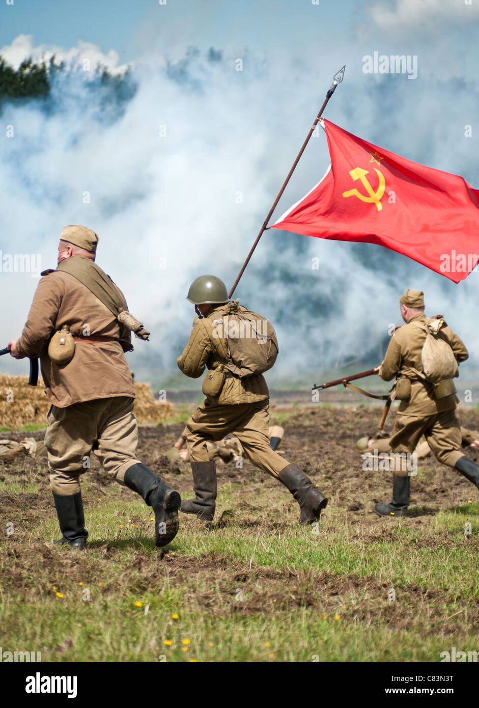 World war german soldiers carrying hi-res stock photography and images ...