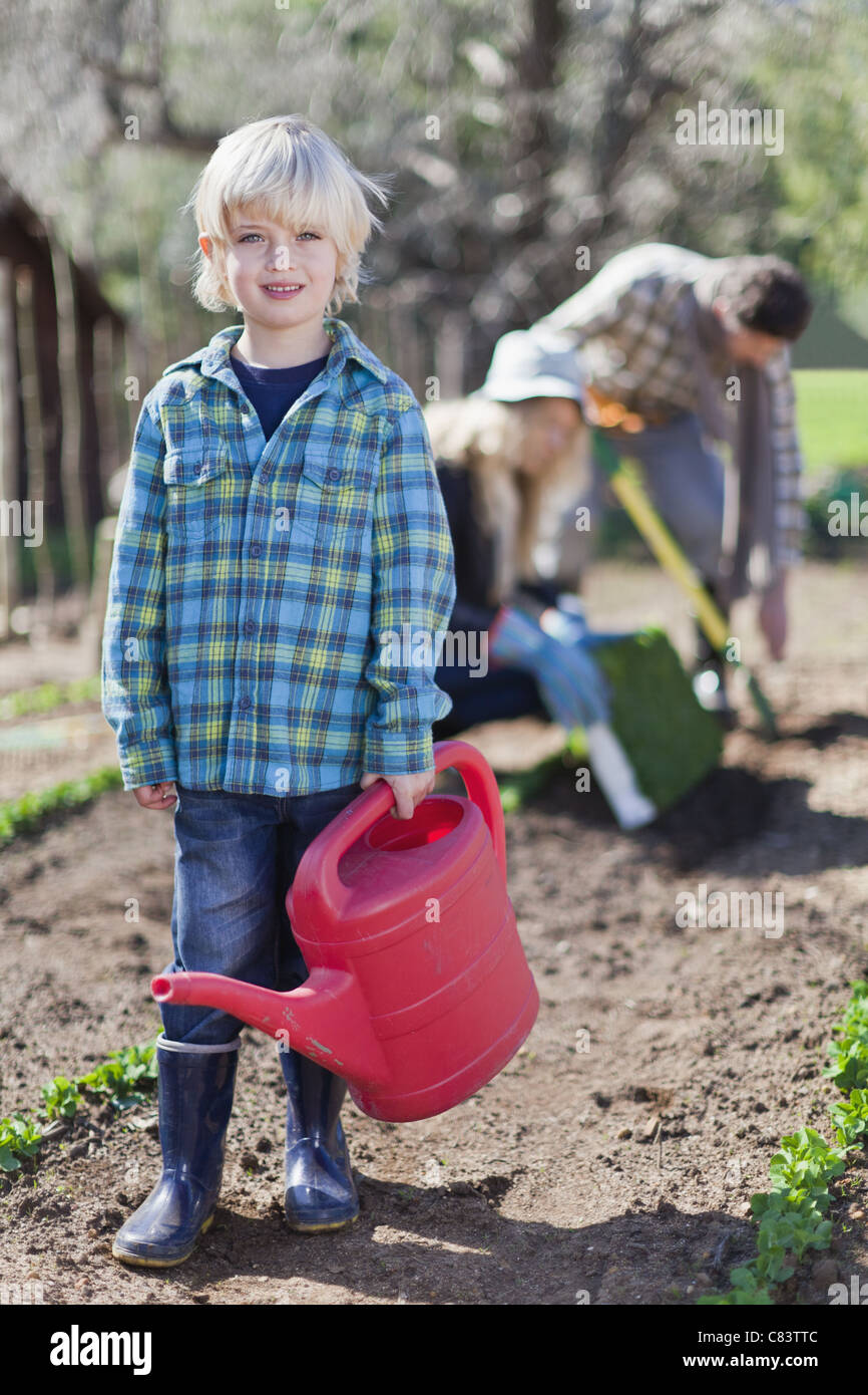 Женщина из кувшина. Бабушка с крынкой молока. Мальчик кувшин. Мальчик кувшин. Молоко для детей.