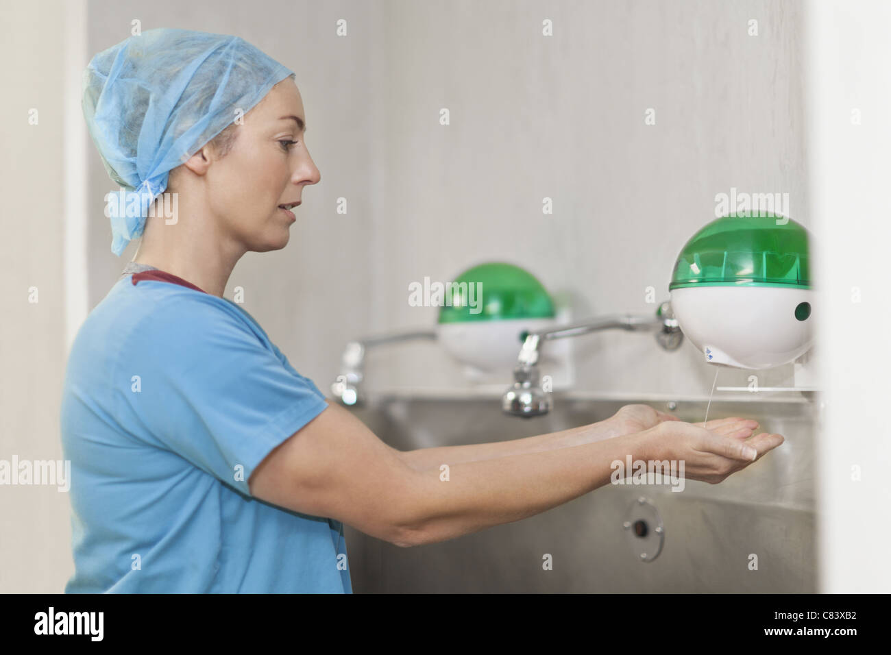 Очистка перед операцией. Хирурги моются перед операцией. Как моют руки хирурги. Фото как хирург моет руки.