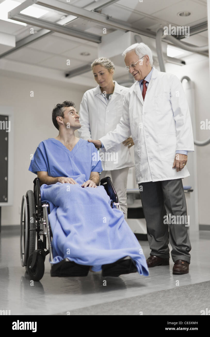 Doctor talking to patient hi-res stock photography and images - Alamy