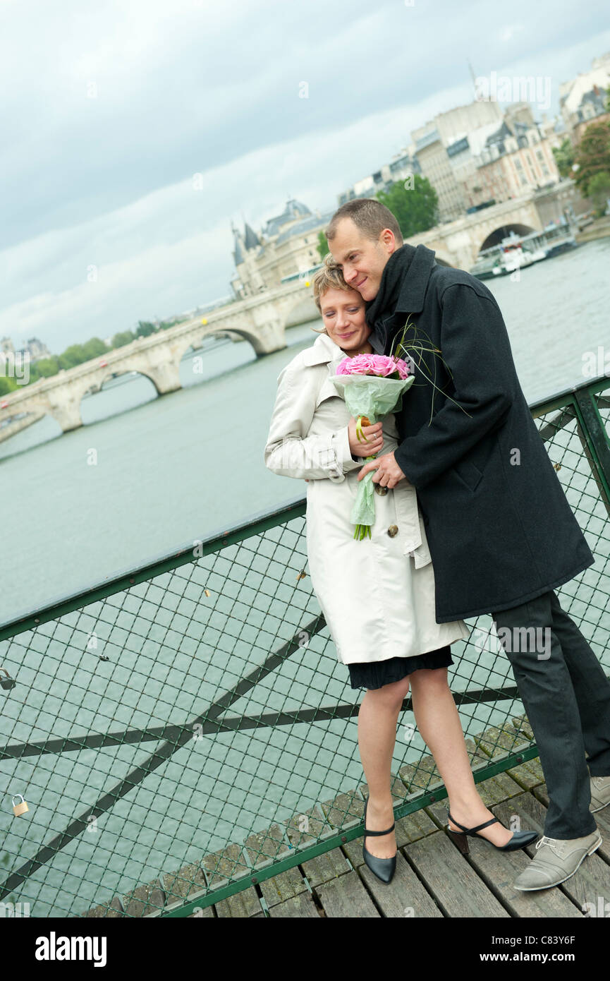 Couple hugging paris, france hi-res stock photography and images - Alamy