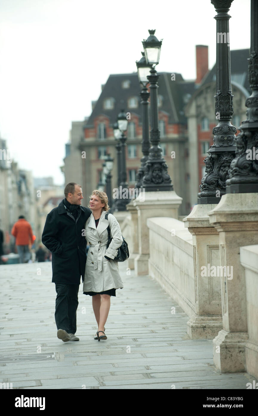 Couple bridge paris hi-res stock photography and images - Alamy