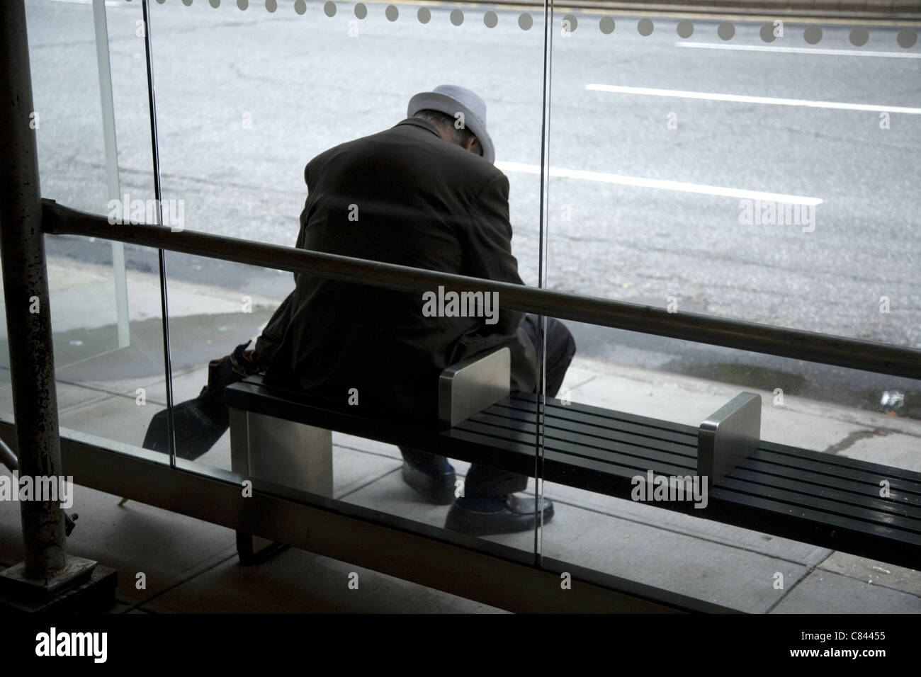 Nyc bus shelter hi-res stock photography and images - Alamy