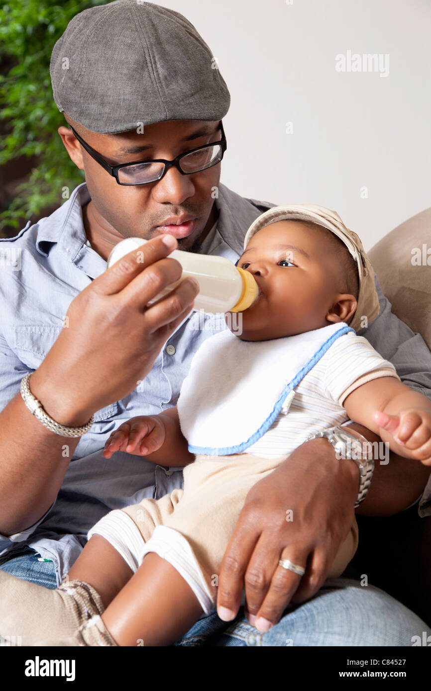 https://c8.alamy.com/comp/C84527/african-american-man-feeding-baby-son-bottle-C84527.jpg