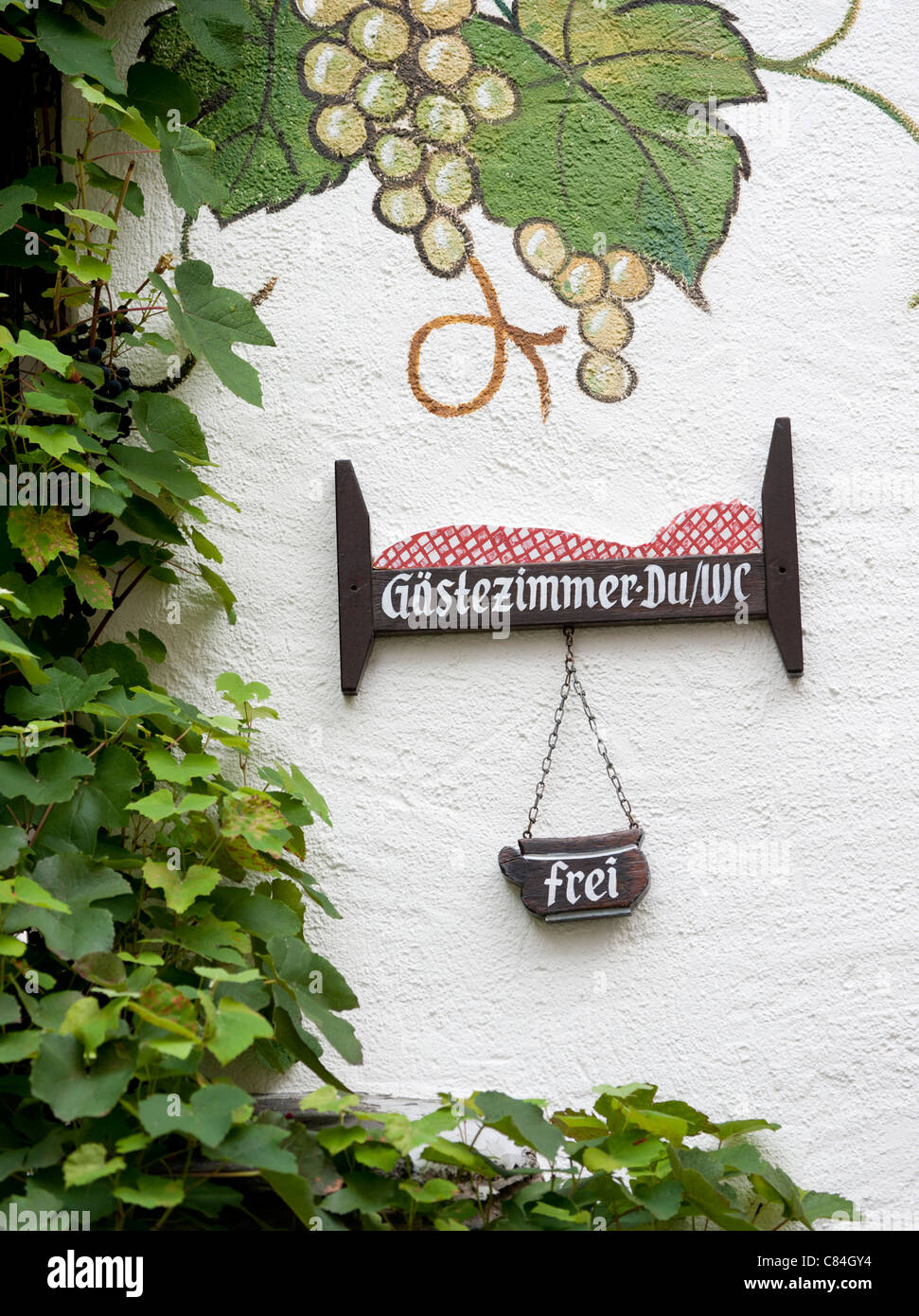 Sign outside guest house showing free rooms in Beilstein village on River Mosel in Rhineland-Palatinate Germany Stock Photo