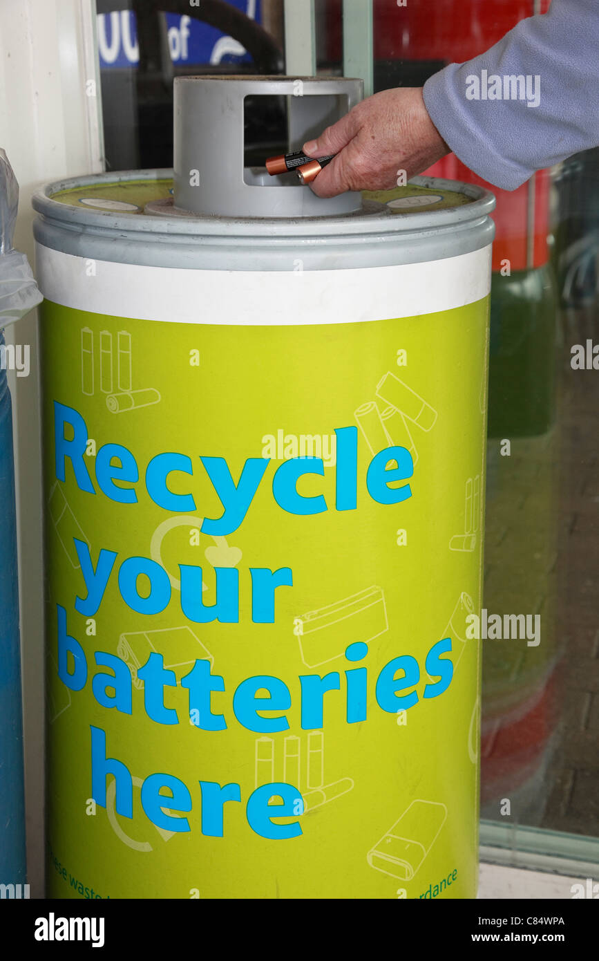 Electrical recycling bin High Resolution Stock Photography and Images