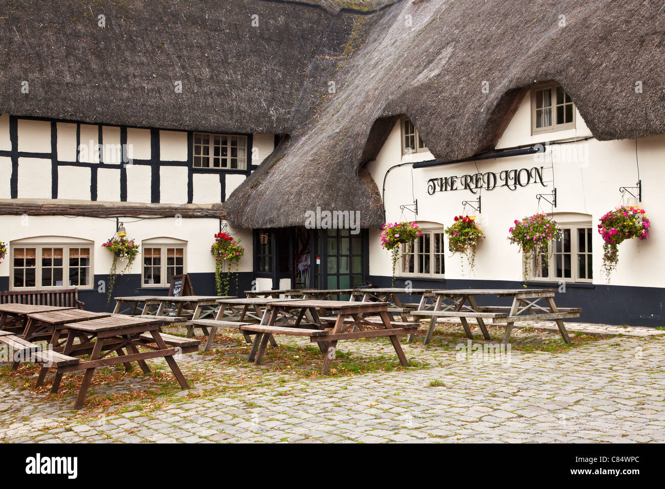 The Red Lion pub a typical village inn in Avebury, Wiltshire, England, UK Stock Photo
