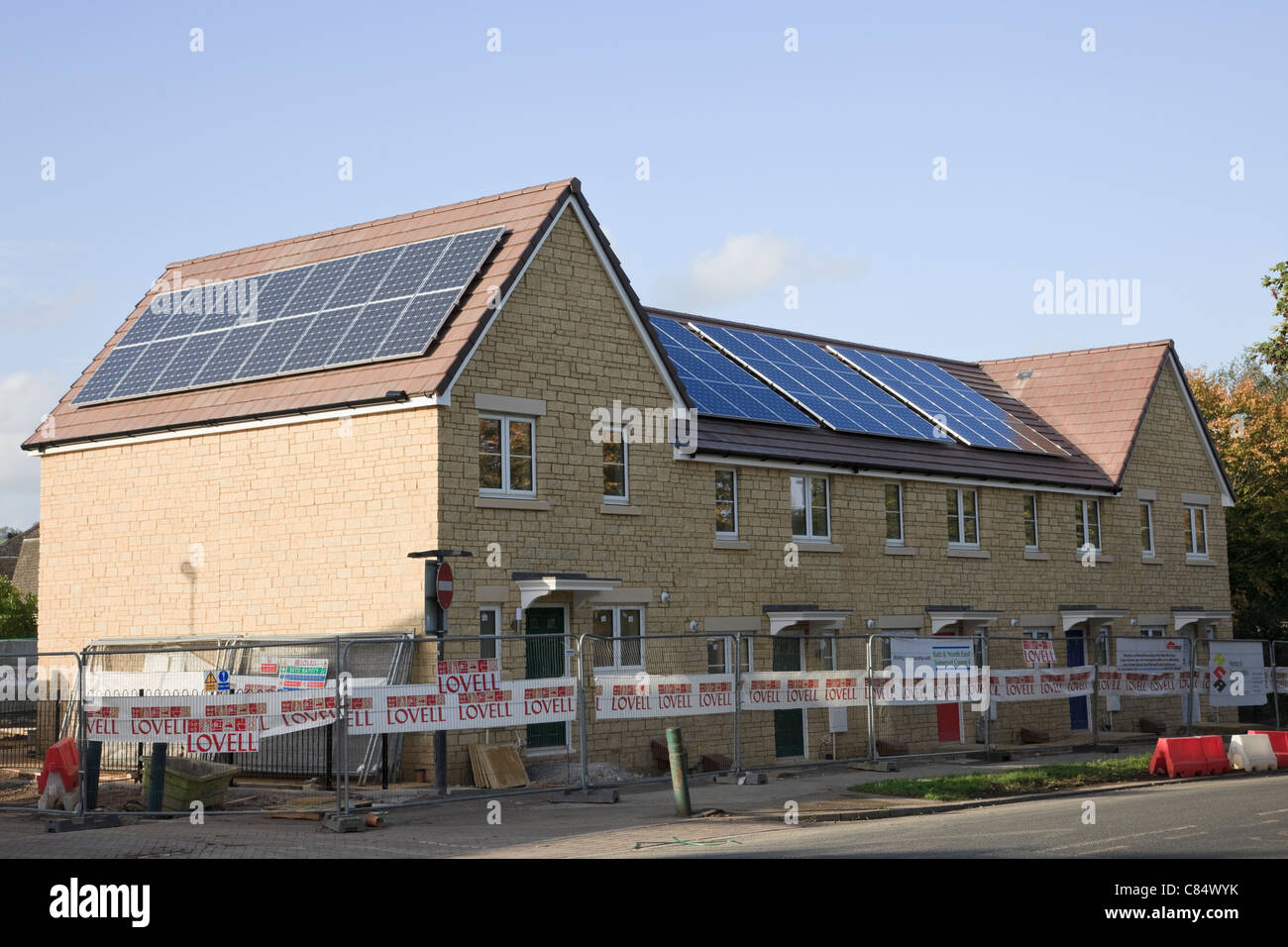 Bath, Somerset, England, UK, Britain. Solar panels being installed on the roofs of Lovell new build houses Stock Photo