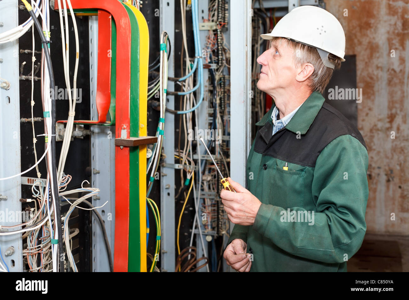 электромонтажник. электромонтаж автоматизация. профстандарт электромонтажник. электрик по ремонту и обслуживанию электрооборудования. электромонтажные работы.