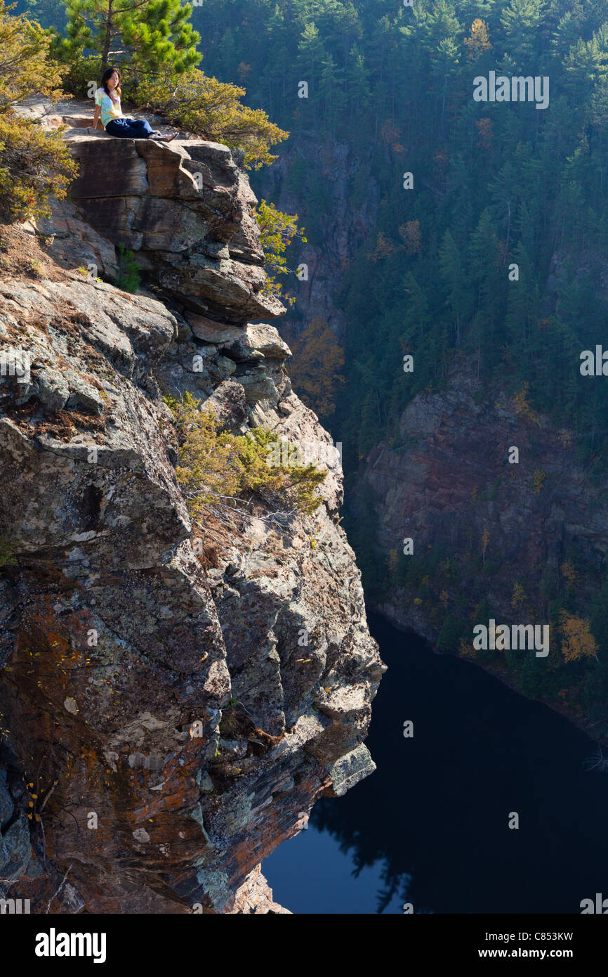 Girl sitting on edge cliff hi-res stock photography and images - Alamy