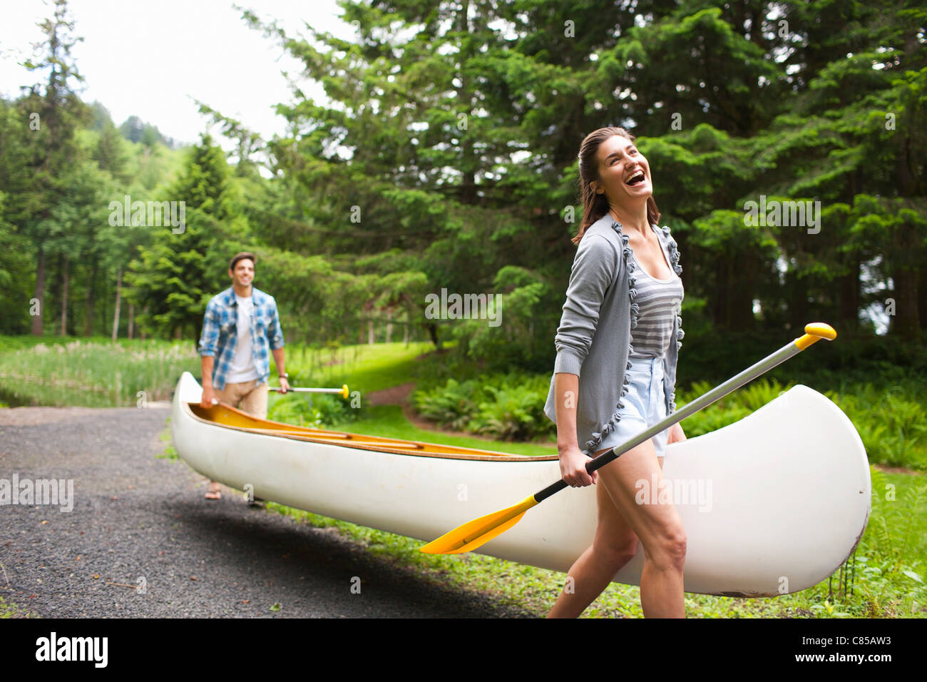Couple Carrying Canoe, Columbia River Oregon, USA Stock Photo